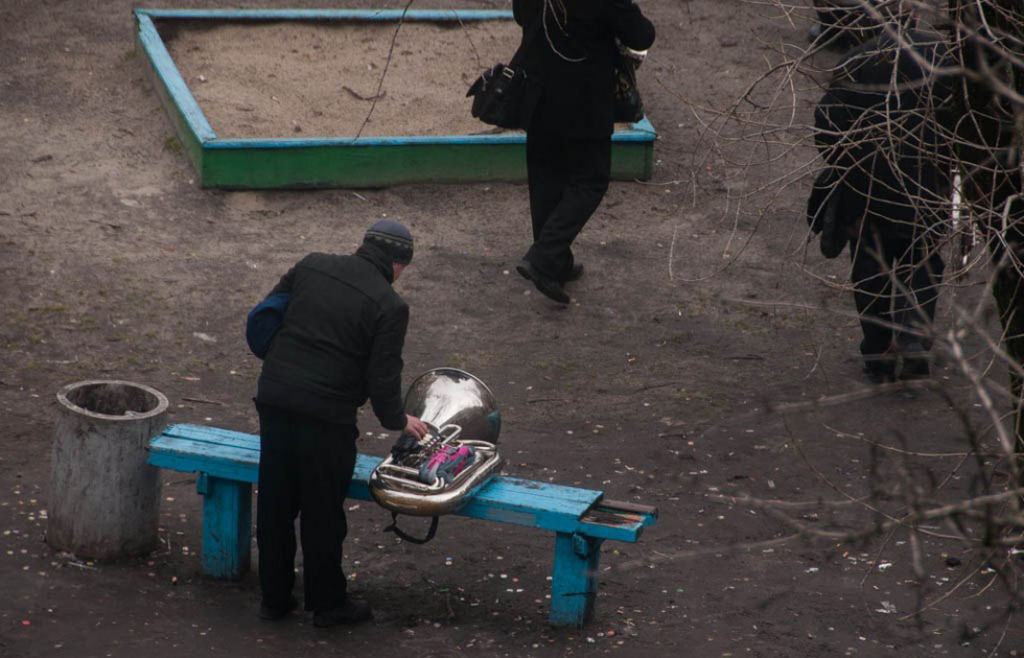 Fotógrafo ucraniano passou 10 anos fotografando o banco de uam praça, e os resultados são bem curiosos 23
