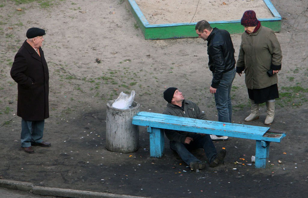 Fotógrafo ucraniano passou 10 anos fotografando o banco de uam praça, e os resultados são bem curiosos 24