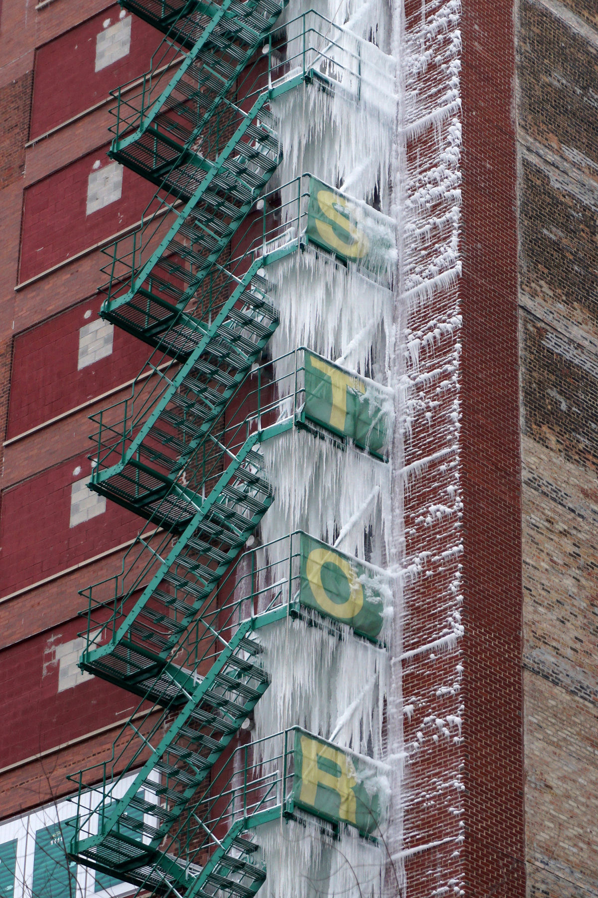 O vazamento de um aspersor cria uma torre de estalactites de 21 andares em uma escada de incndio 02
