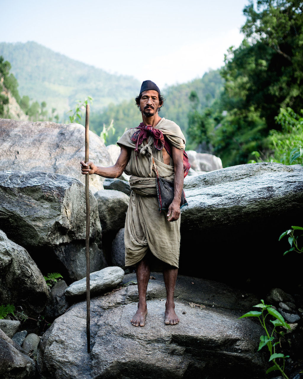 Fotgrafo documenta os ltimos caadores-coletores de tribo do Himalaia 01