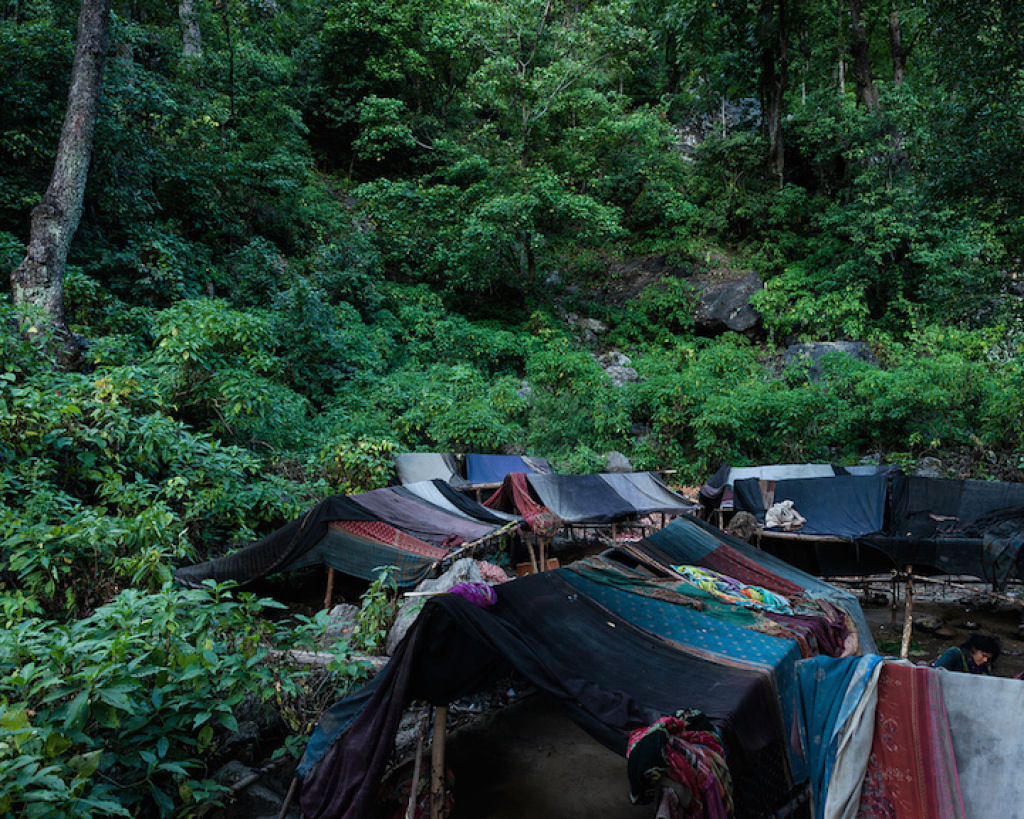 Fotgrafo documenta os ltimos caadores-coletores de tribo do Himalaia 05