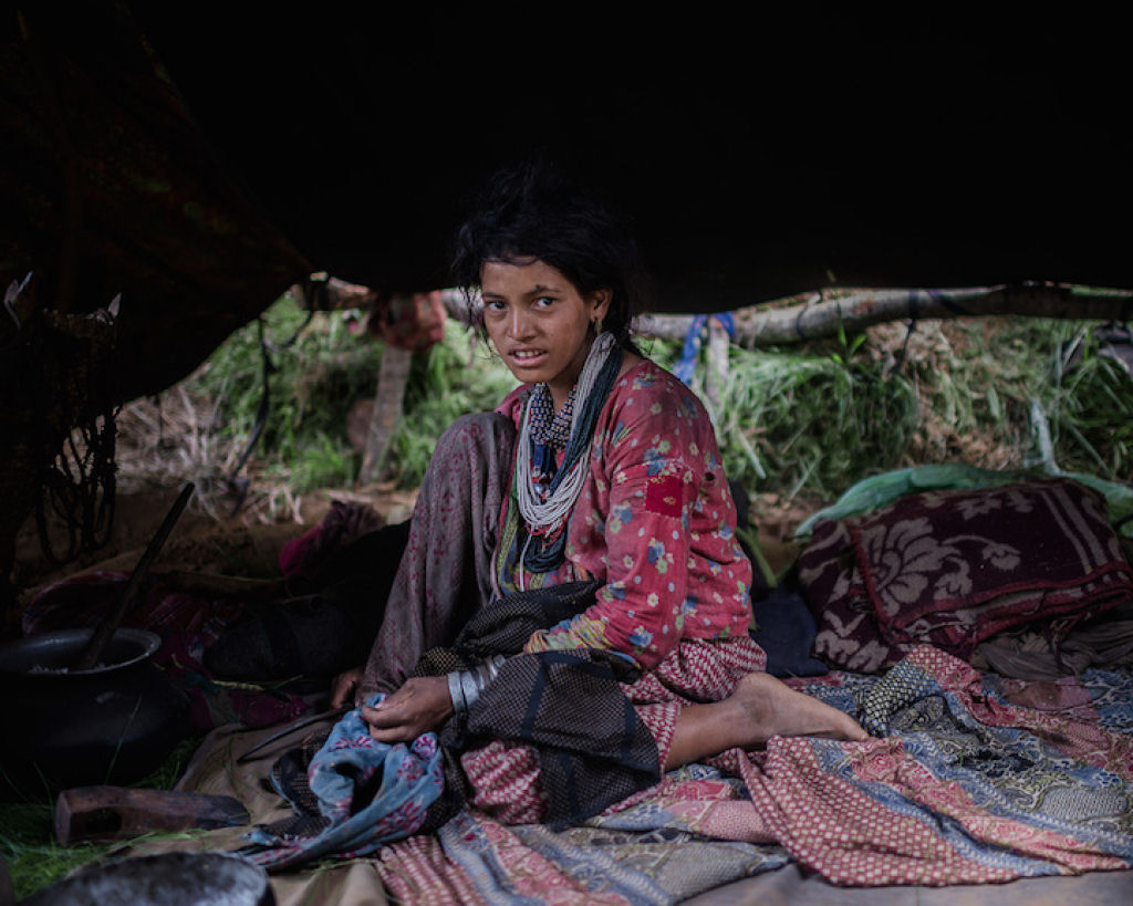 Fotgrafo documenta os ltimos caadores-coletores de tribo do Himalaia 13
