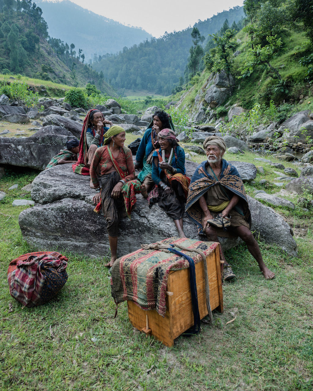 Fotgrafo documenta os ltimos caadores-coletores de tribo do Himalaia 15