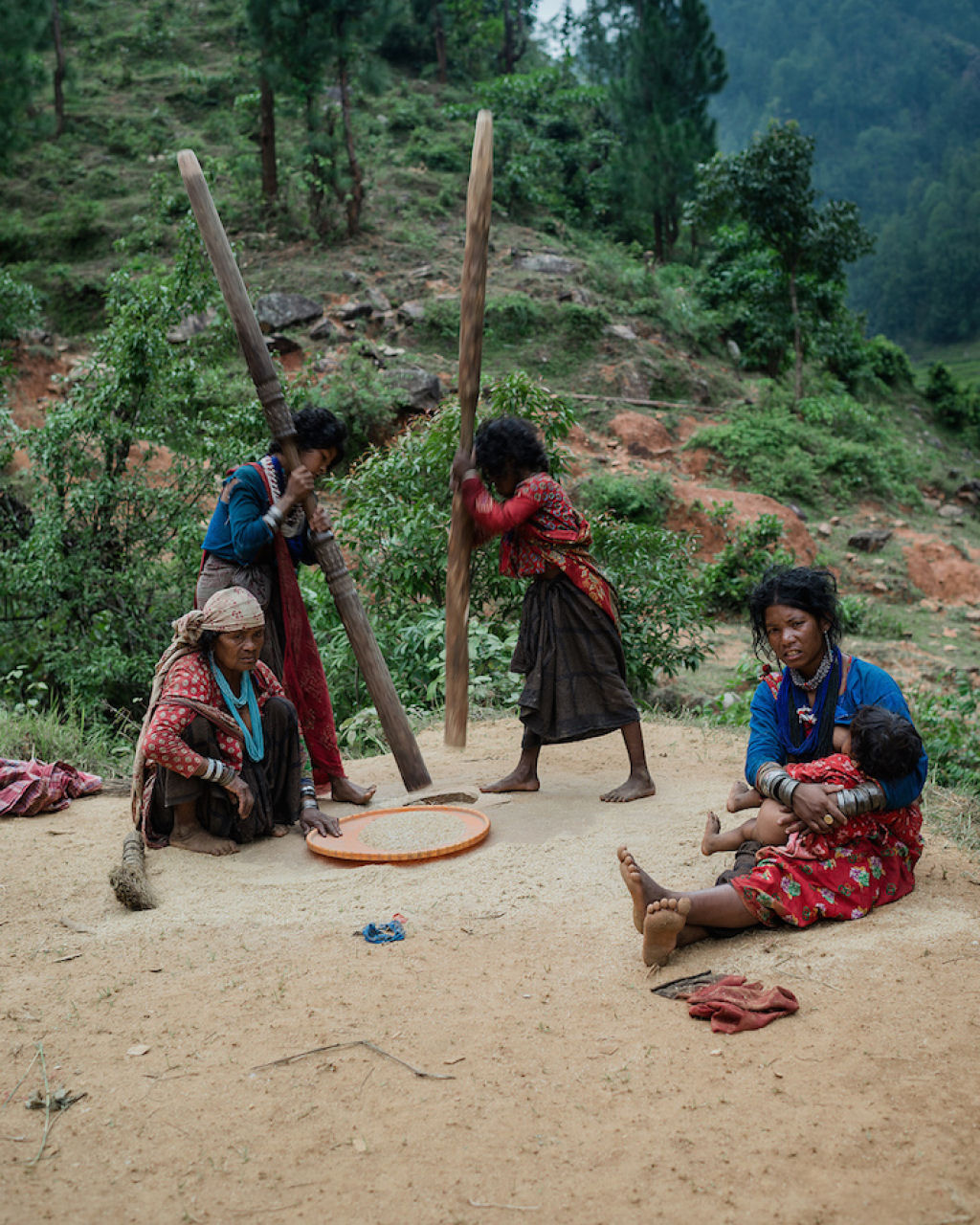Fotgrafo documenta os ltimos caadores-coletores de tribo do Himalaia 16
