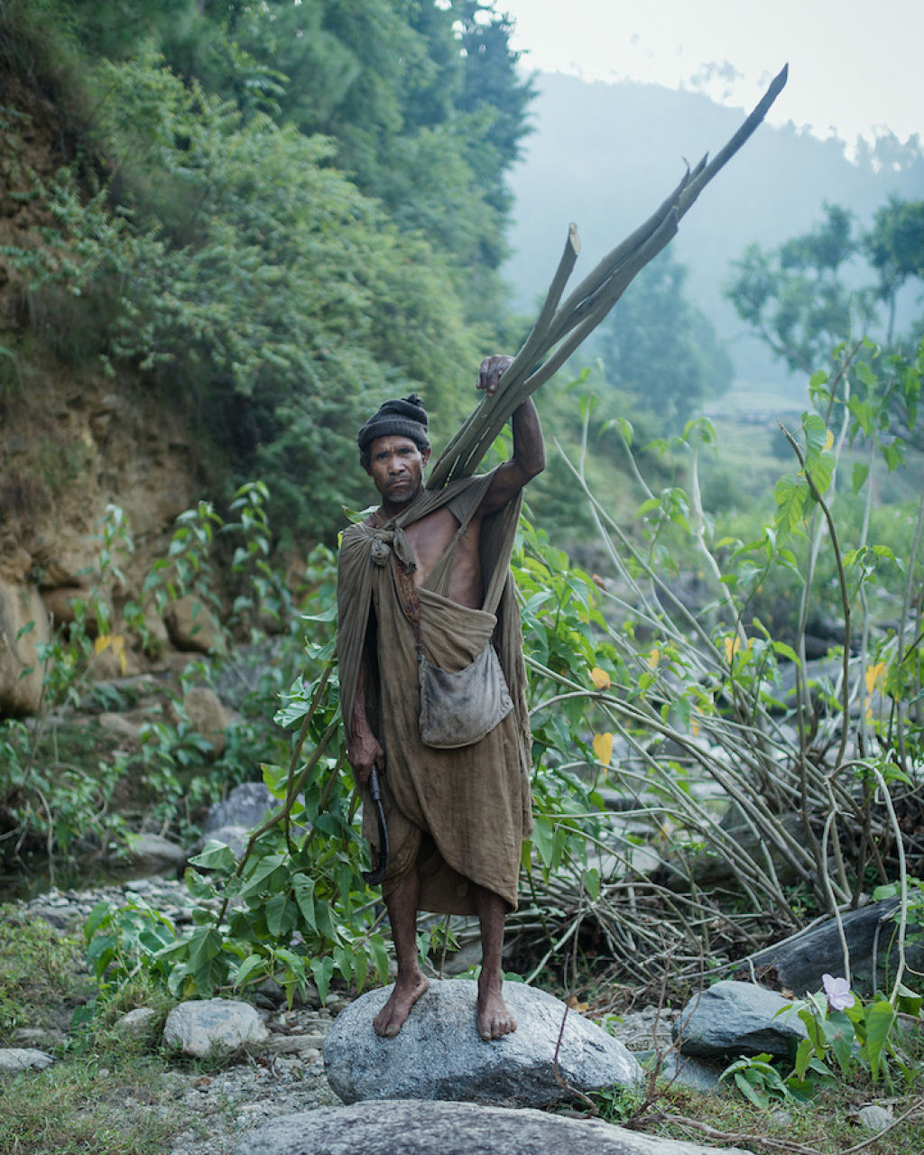 Fotgrafo documenta os ltimos caadores-coletores de tribo do Himalaia 17