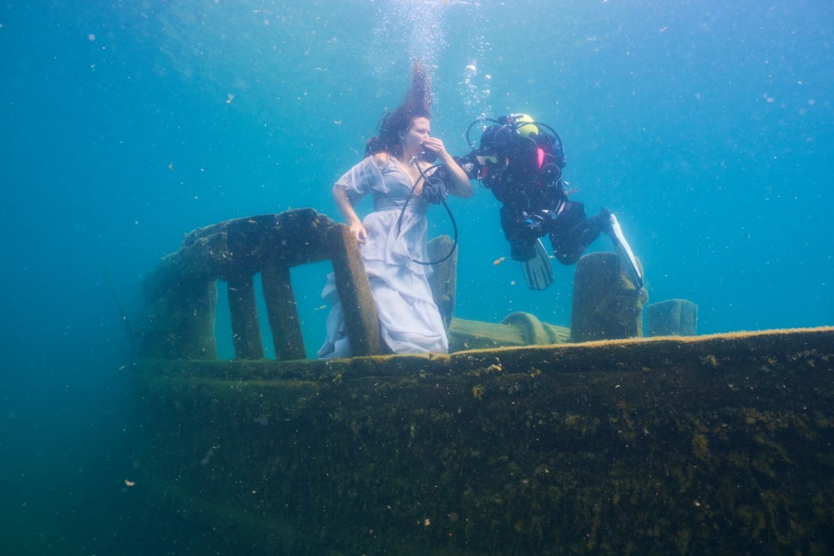 Fotógrafo e modelo quebram recorde mundial do Guinness para sessão de fotos subaquática mais profunda