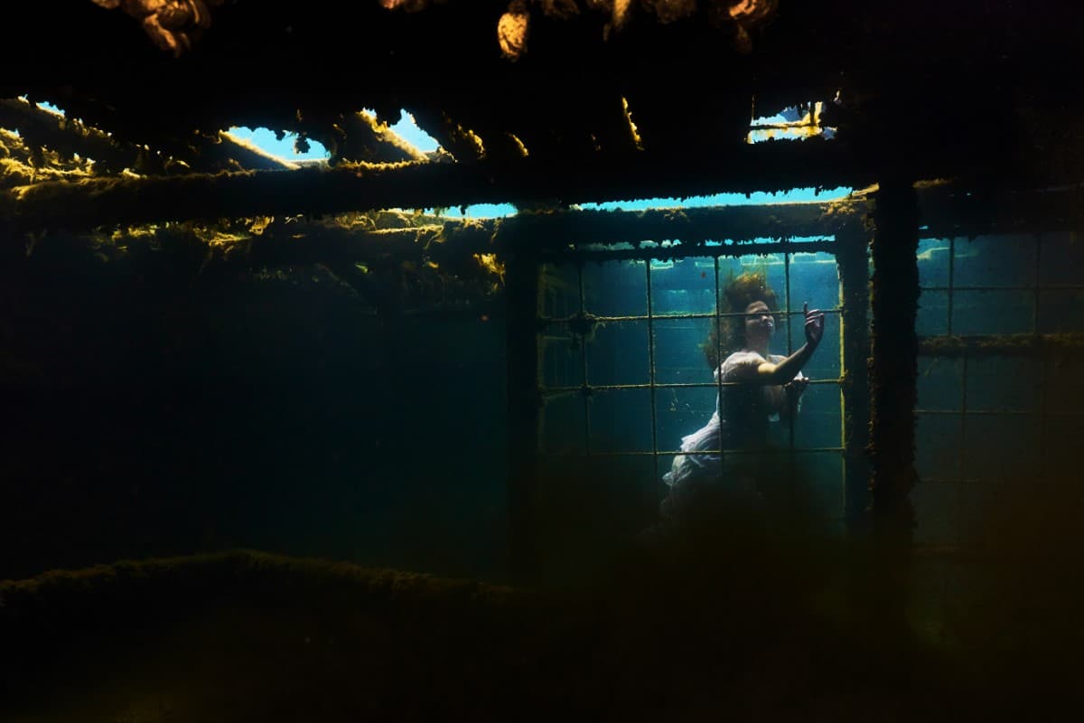 Fotógrafo e modelo quebram recorde mundial do Guinness para sessão de fotos subaquática mais profunda