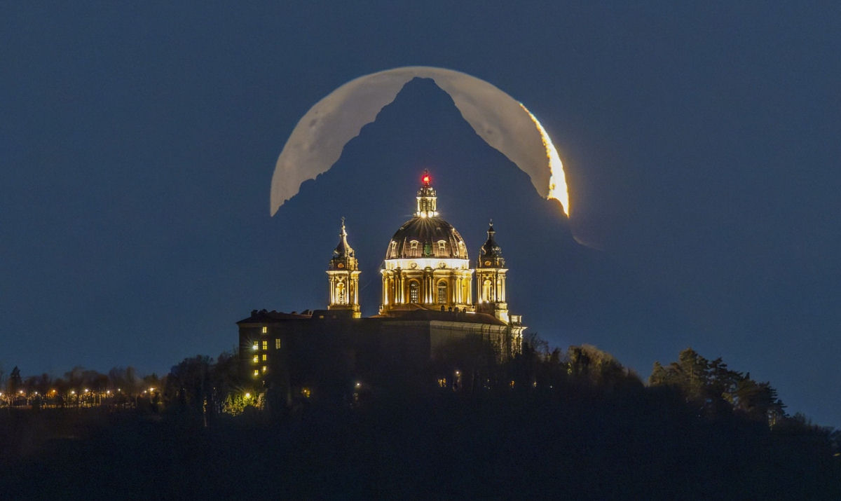 Foto extraordinária retrata o alinhamento mágico de uma basílica italiana, uma montanha e a lua