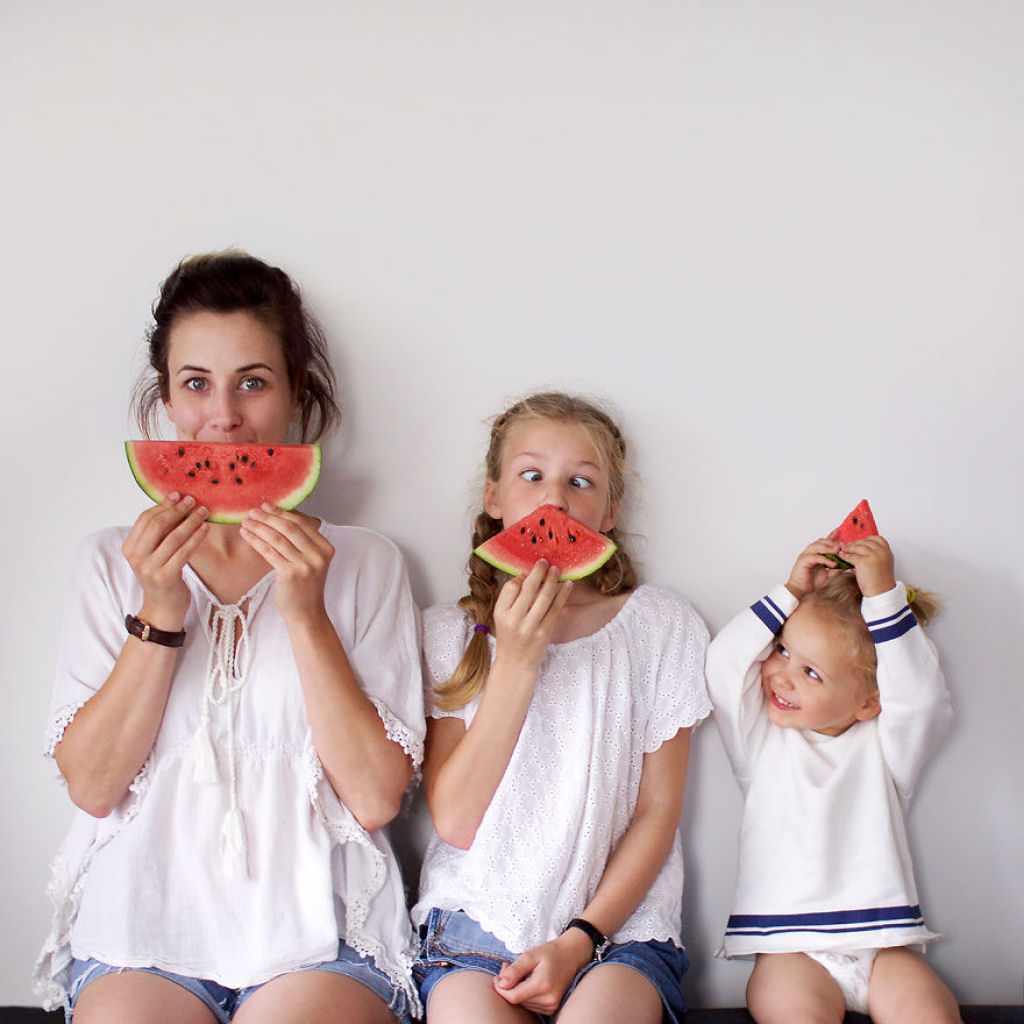 Esta mãe faz adoráveis fotos combinando roupas com suas filhas 02
