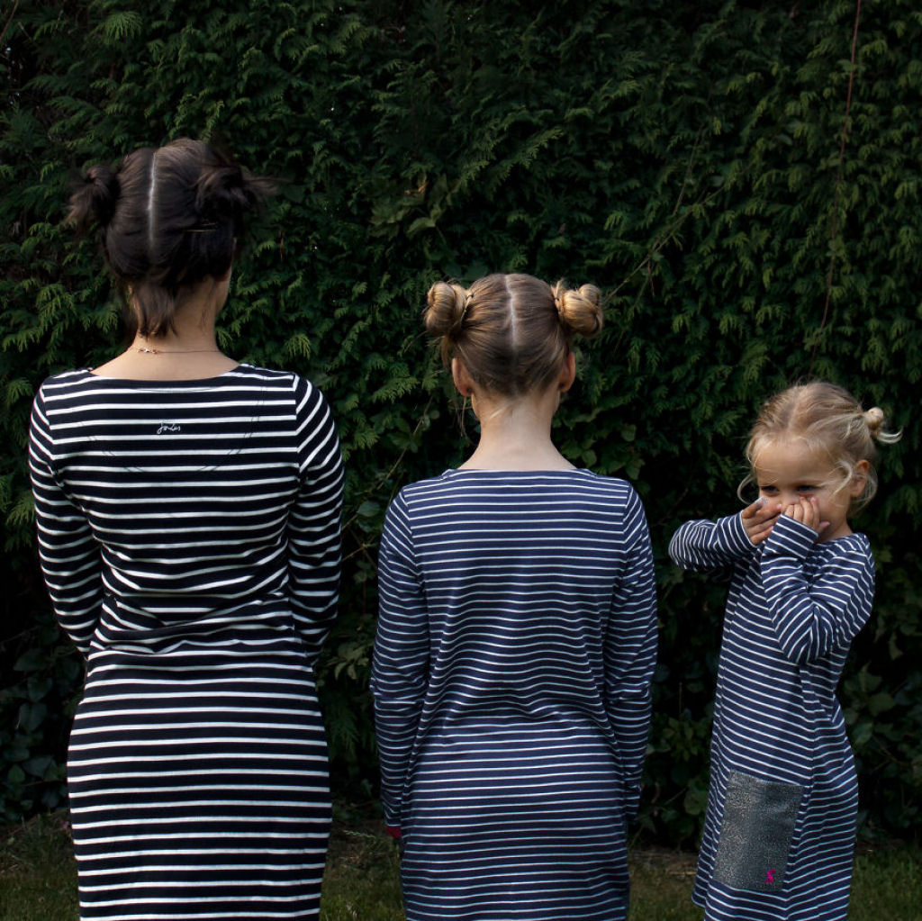 Esta mãe faz adoráveis fotos combinando roupas com suas filhas 19
