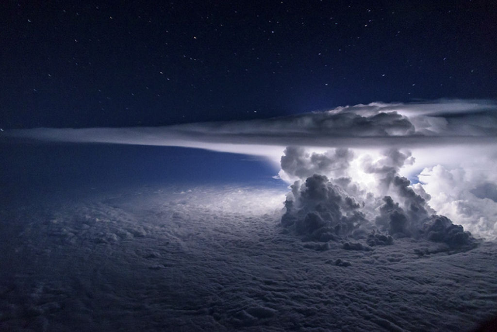 Piloto equatoriano sobrevoa uma tormenta para fazer a foto perfeita a mais de 11.000 metros de altitude 01
