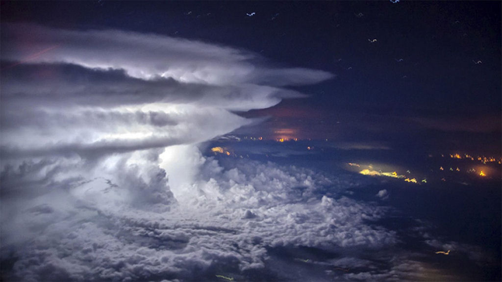 Piloto equatoriano sobrevoa uma tormenta para fazer a foto perfeita a mais de 11.000 metros de altitude 02