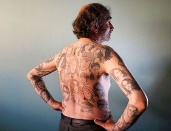 Fã de Julia Roberts exibe 82 tatuagens com sua imagem