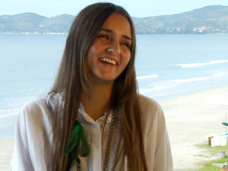 Jovem brasileira leiloa virgindade por mais de um milhão e meio 03