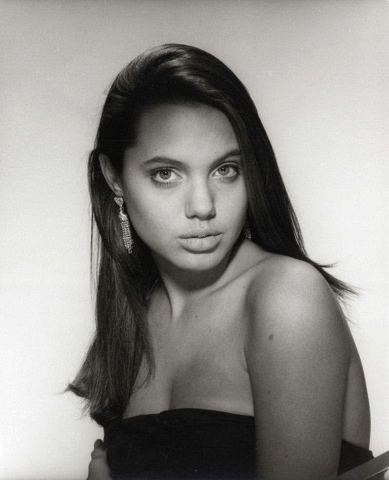 Angelina Jolie jovem fotografada por Harry Langdon 02
