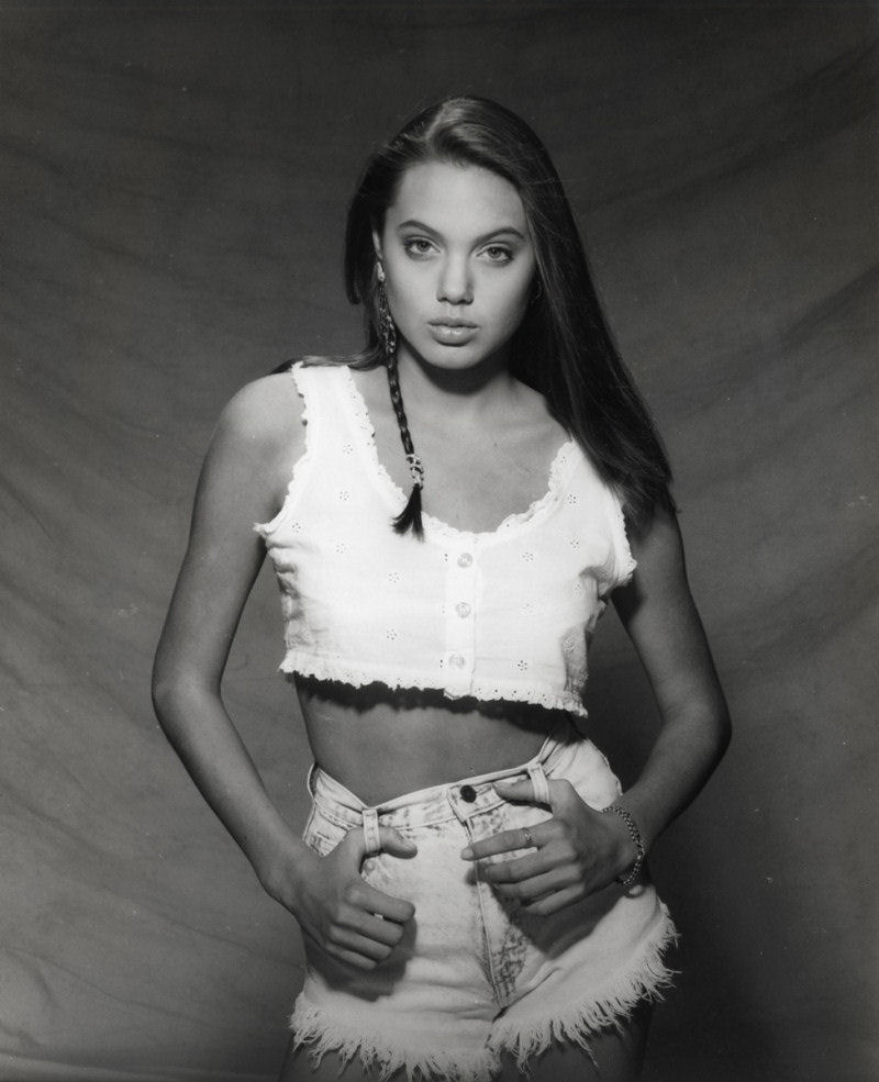 Angelina Jolie jovem fotografada por Harry Langdon 19