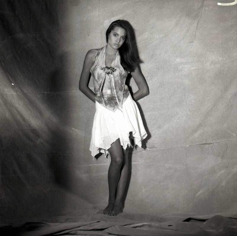 Angelina Jolie jovem fotografada por Harry Langdon 23