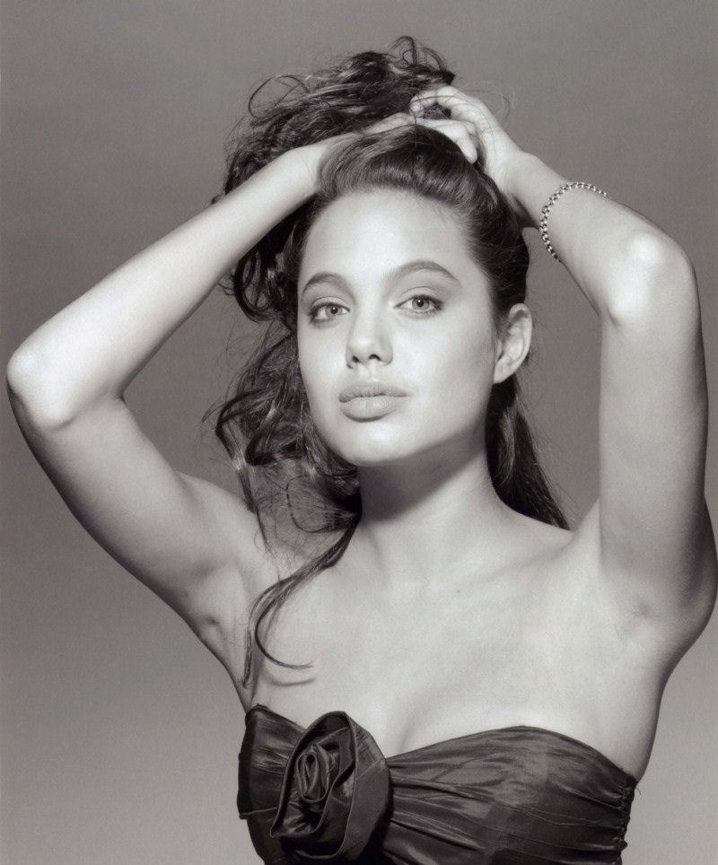 Angelina Jolie jovem fotografada por Harry Langdon 30