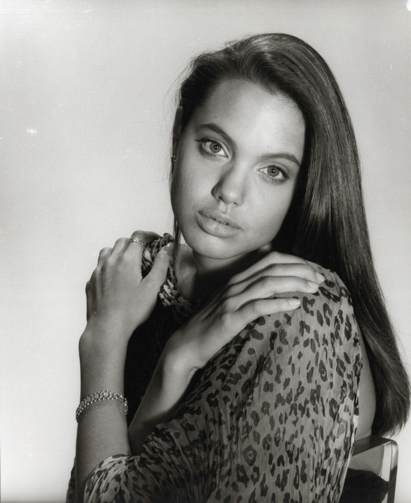 Angelina Jolie jovem fotografada por Harry Langdon 31