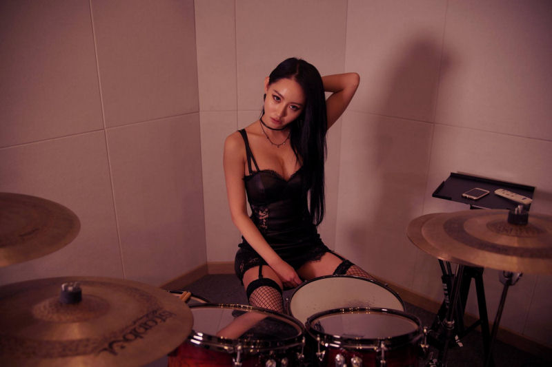 Linda jovem coreana tocando Guns N' Roses apenas de lingerie 02