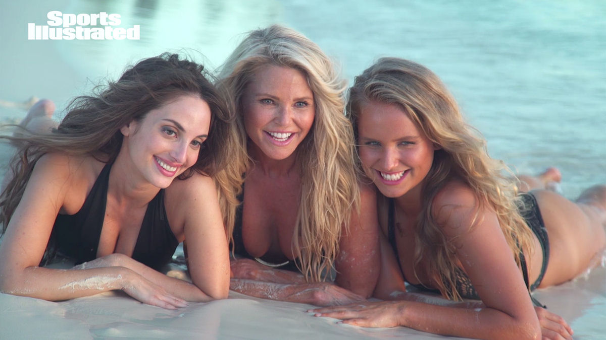 Ex-modelo de 63 anos posa com filhas na Sports Illustrated