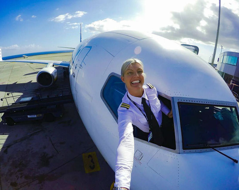 Piloto sueca faz ioga pelo mundo e suas selfies viralizam na rede 04