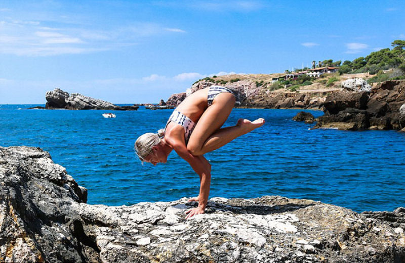 Piloto sueca faz ioga pelo mundo e suas selfies viralizam na rede 06