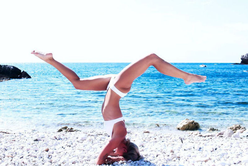 Piloto sueca faz ioga pelo mundo e suas selfies viralizam na rede 07