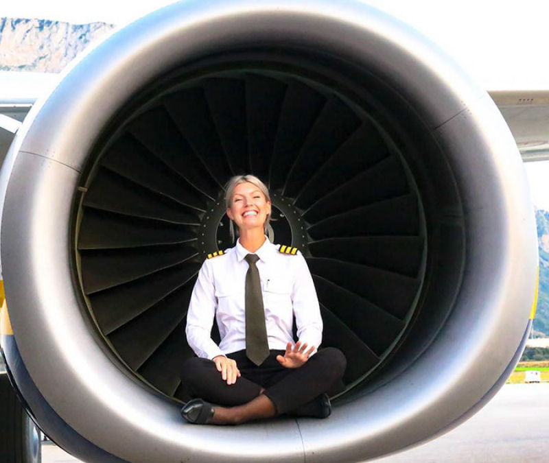 Piloto sueca faz ioga pelo mundo e suas selfies viralizam na rede 12