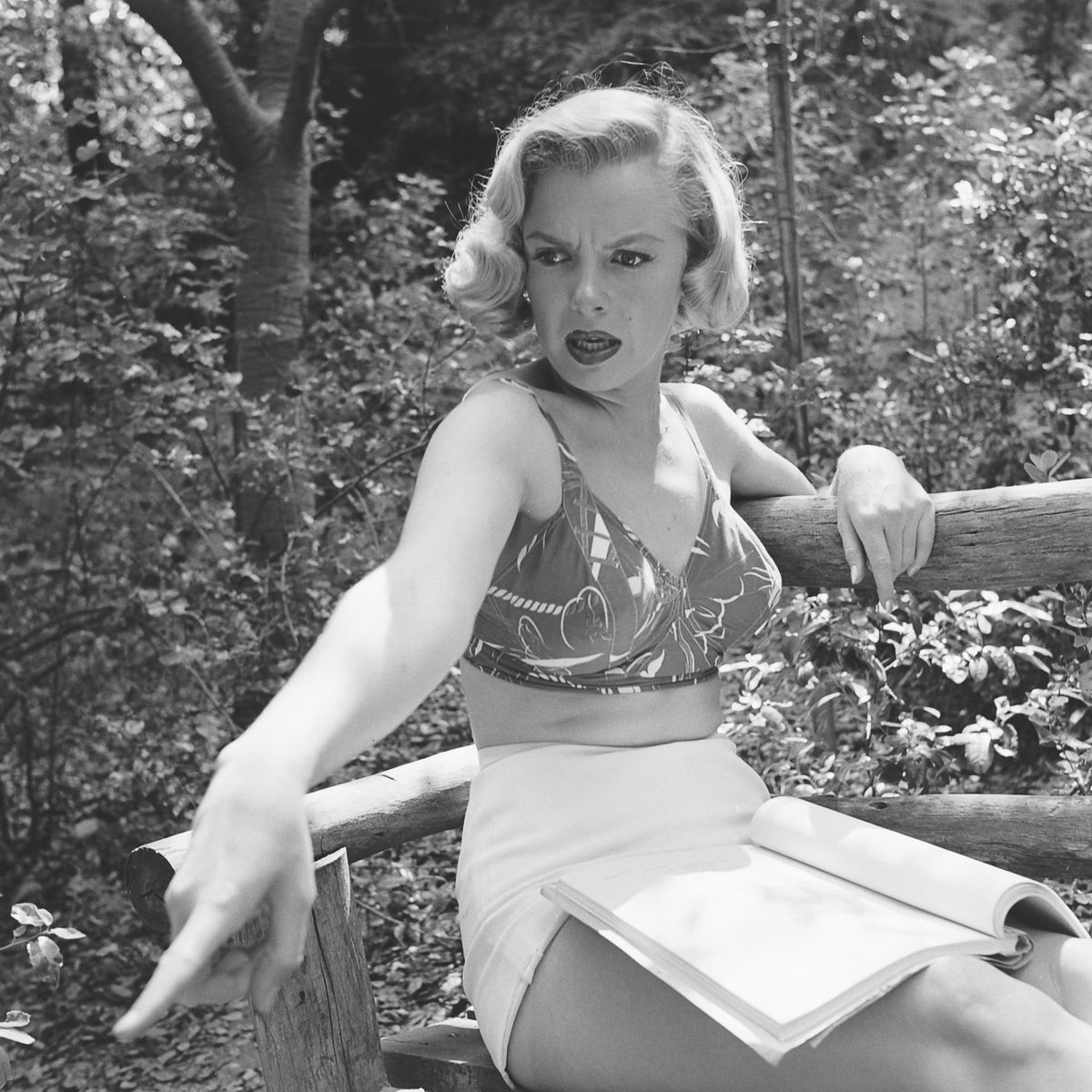 Fotos raras de Marilyn Monroe caminhando no bosque antes de ser famosa 03