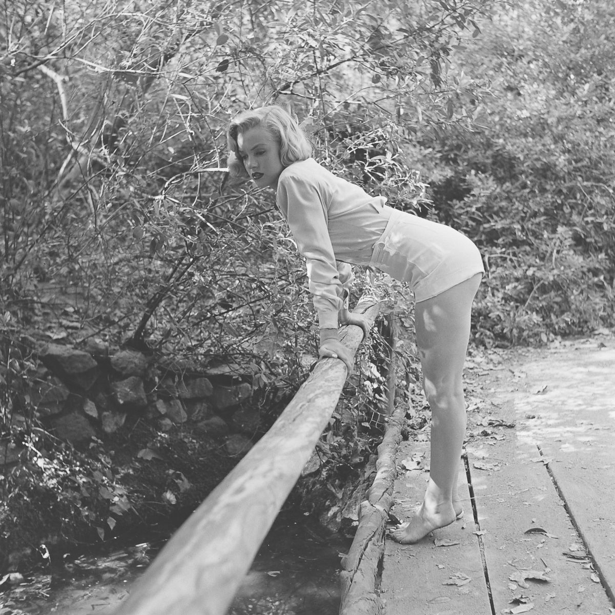 Fotos raras de Marilyn Monroe caminhando no bosque antes de ser famosa 10