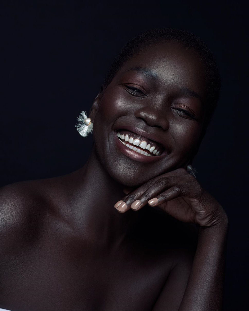 Queen of Dark, a modelo sudanesa que promove a diversidade com sua linda e invulgar pele escura