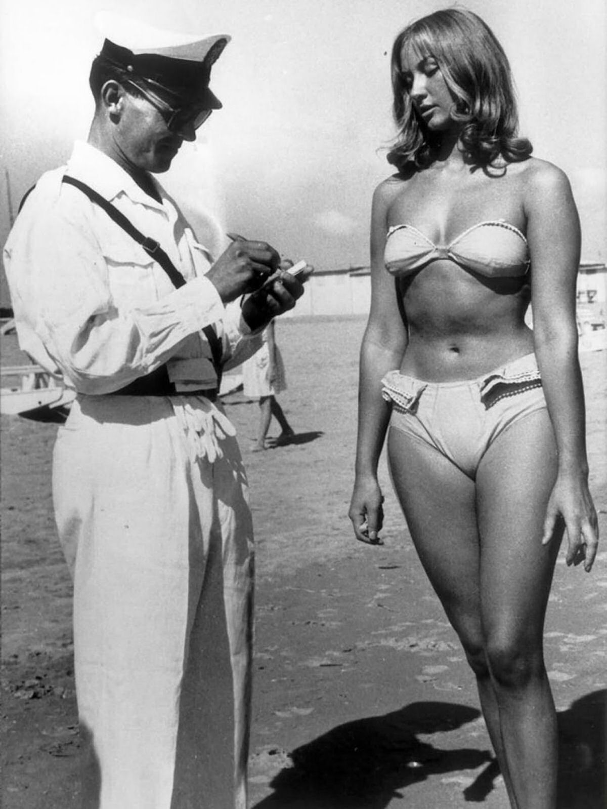 H exatos 60 anos esta mulher era multada por usar biquni na praia