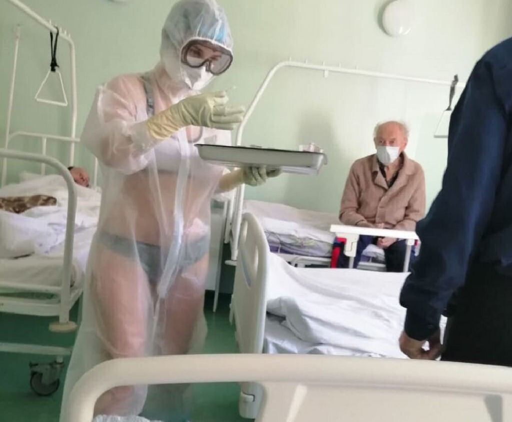 Enfermeira russa usa traje de proteção transparente sobre roupa íntima devido ao calor