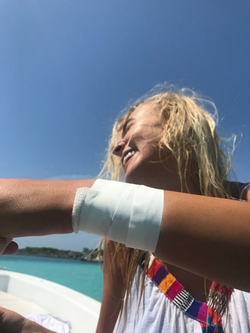 O momento que um tubaro atacou uma modelo de Instagram que queria fazer uma sesso de fotos com eles