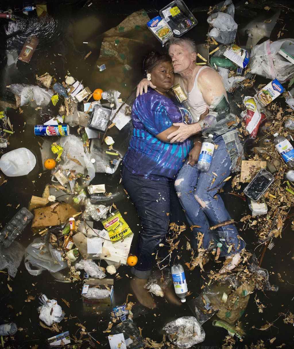 Srie mostra pessoas deitadas no seu lixo acumulado durante uma semana 02
