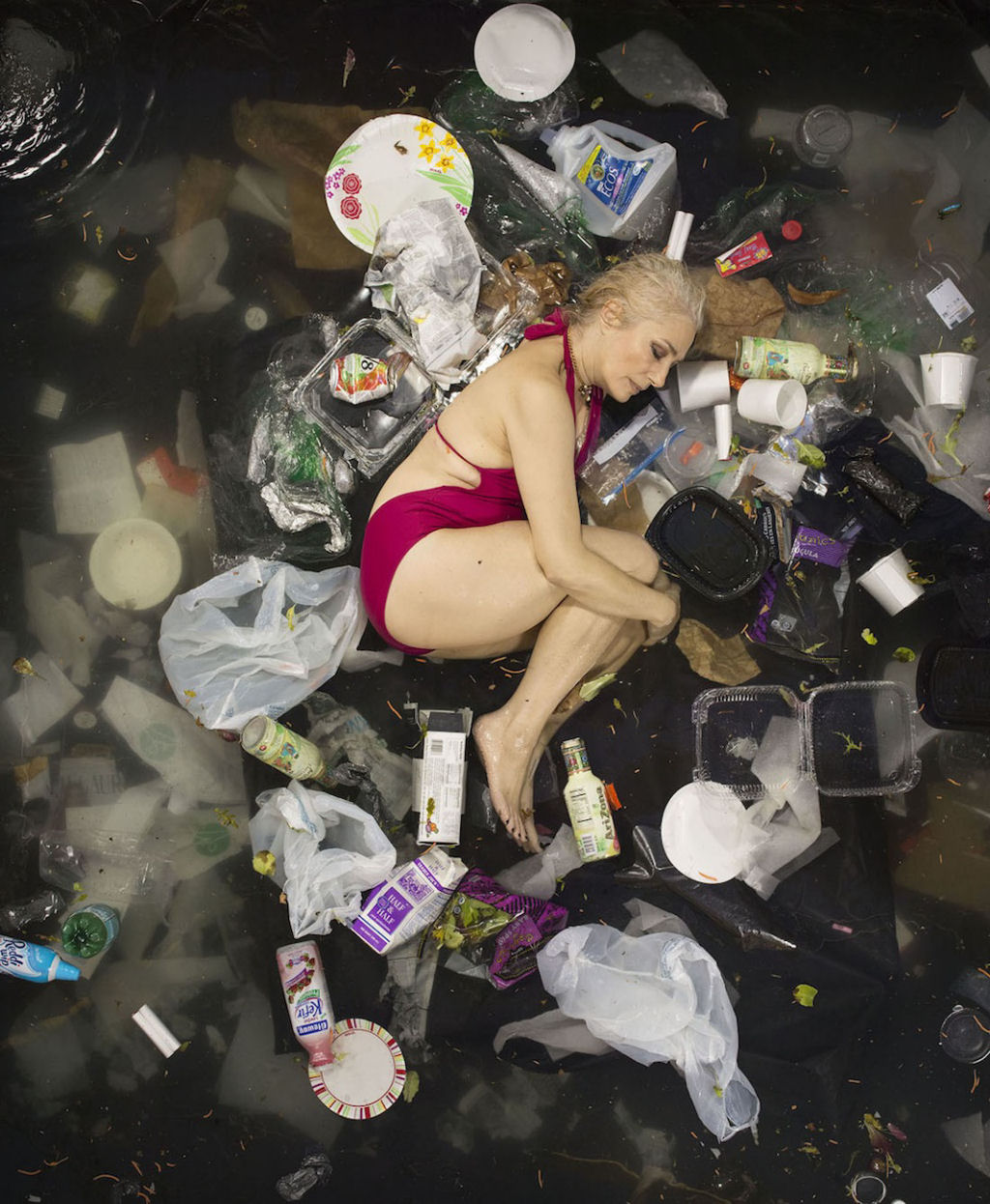 Srie mostra pessoas deitadas no seu lixo acumulado durante uma semana 04