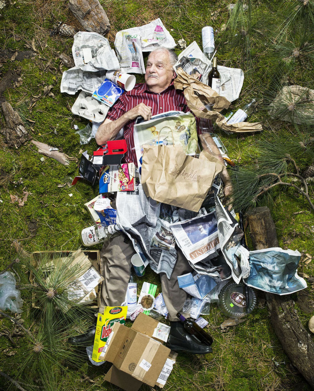 Srie mostra pessoas deitadas no seu lixo acumulado durante uma semana 05