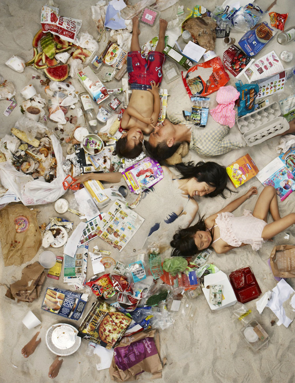 Srie mostra pessoas deitadas no seu lixo acumulado durante uma semana 06