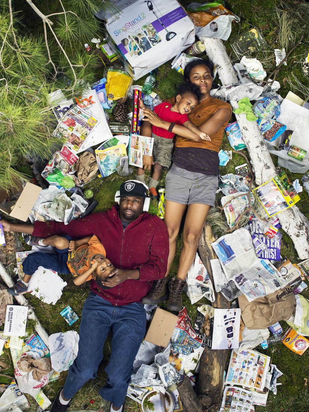 Srie mostra pessoas deitadas no seu lixo acumulado durante uma semana 08