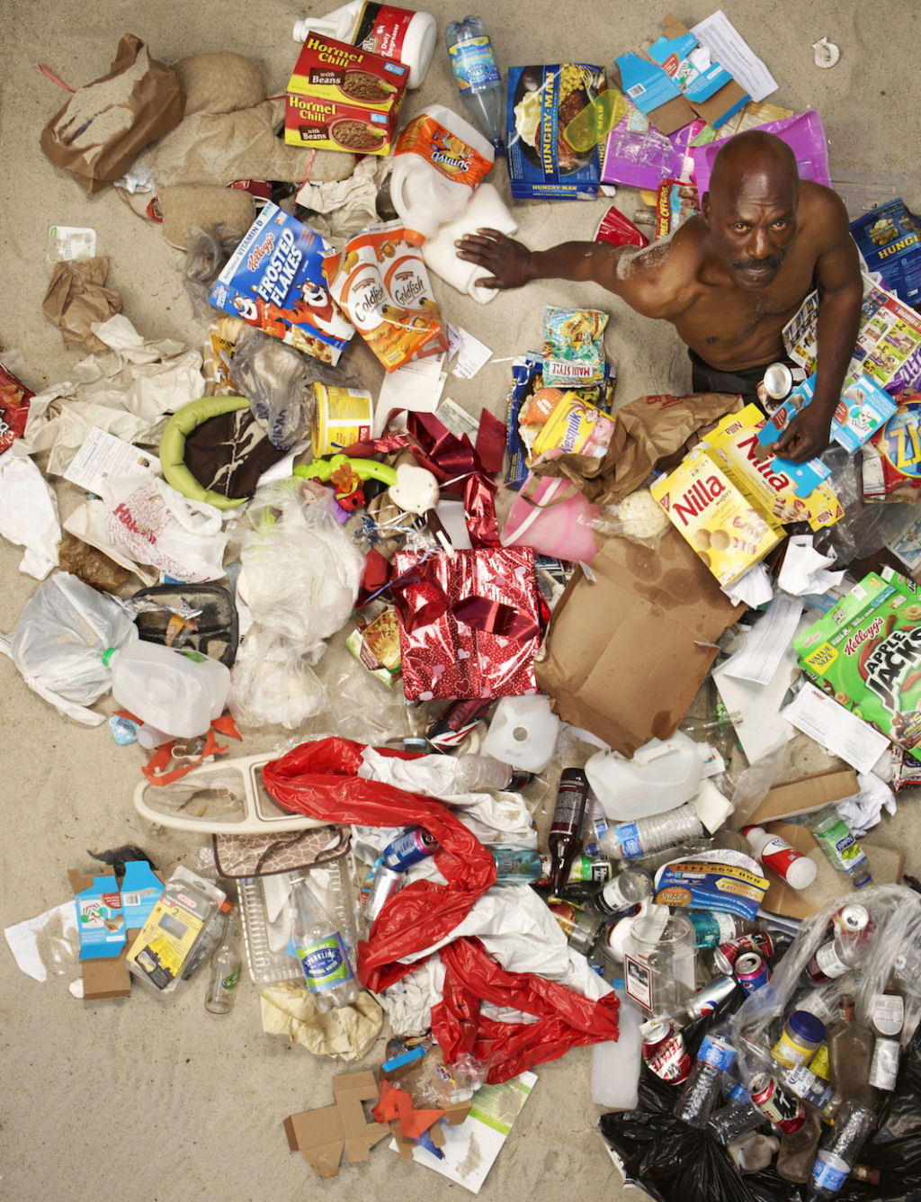 Srie mostra pessoas deitadas no seu lixo acumulado durante uma semana 09