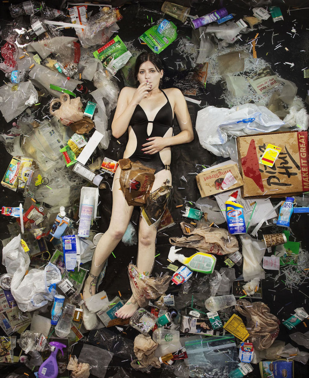 Srie mostra pessoas deitadas no seu lixo acumulado durante uma semana 10