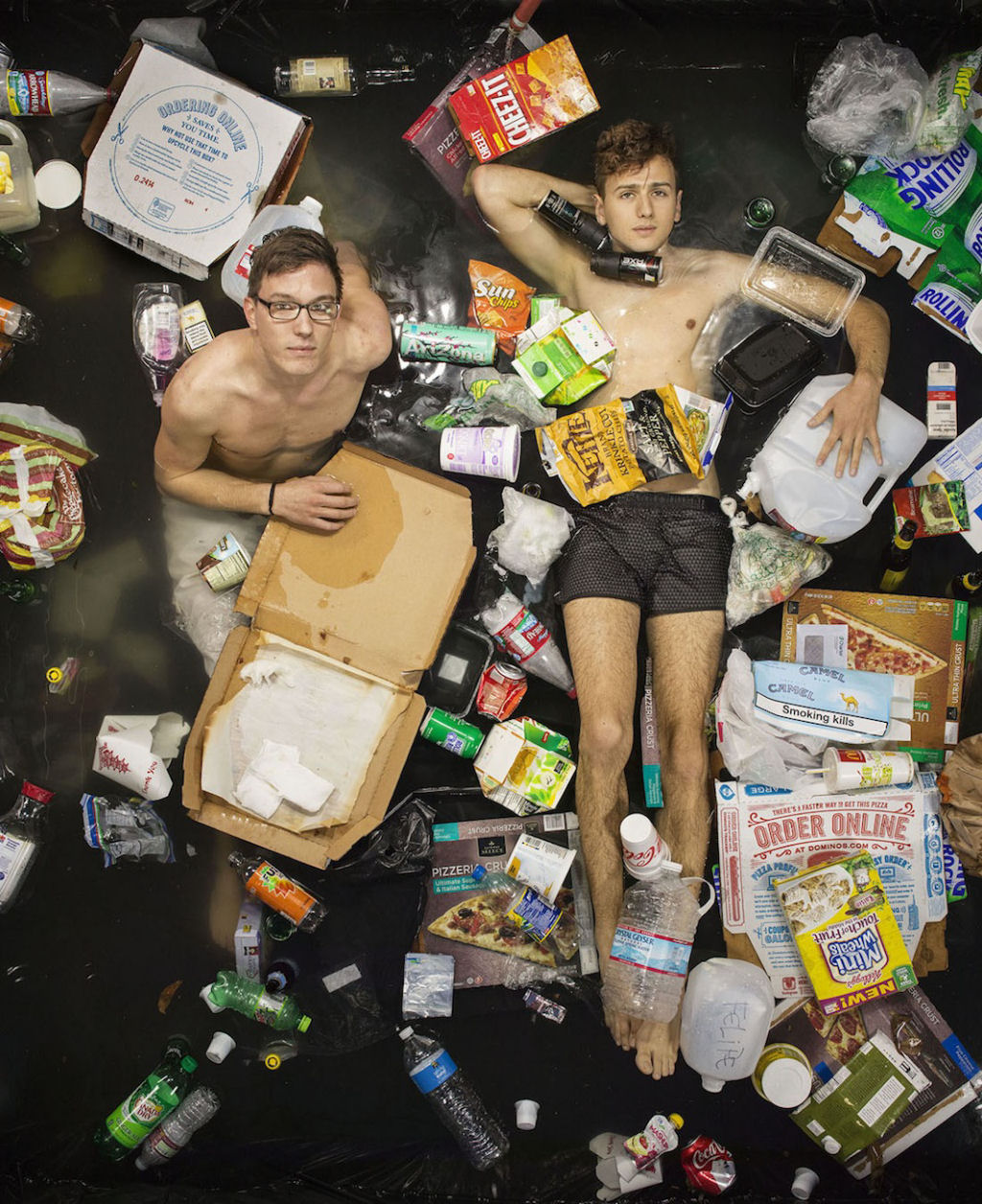 Srie mostra pessoas deitadas no seu lixo acumulado durante uma semana 11