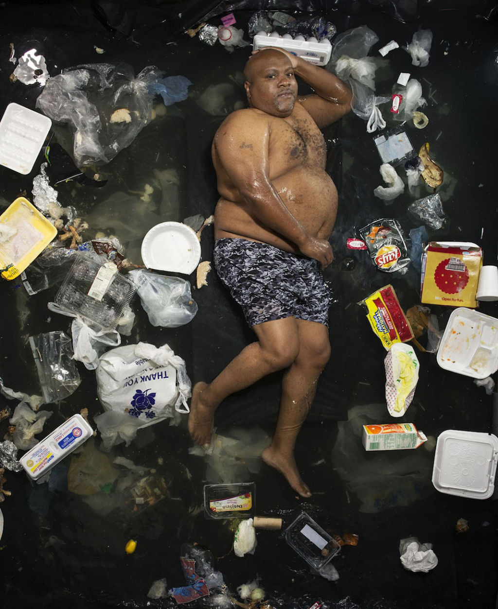 Srie mostra pessoas deitadas no seu lixo acumulado durante uma semana 12
