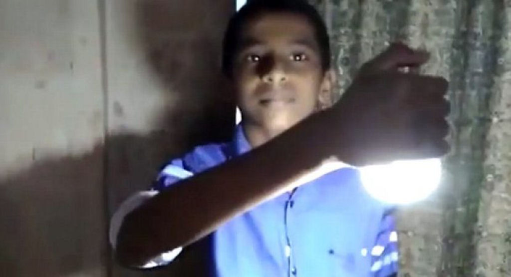 Menino indiano supostamente pode acender lmpadas LED de emergncia com seu toque