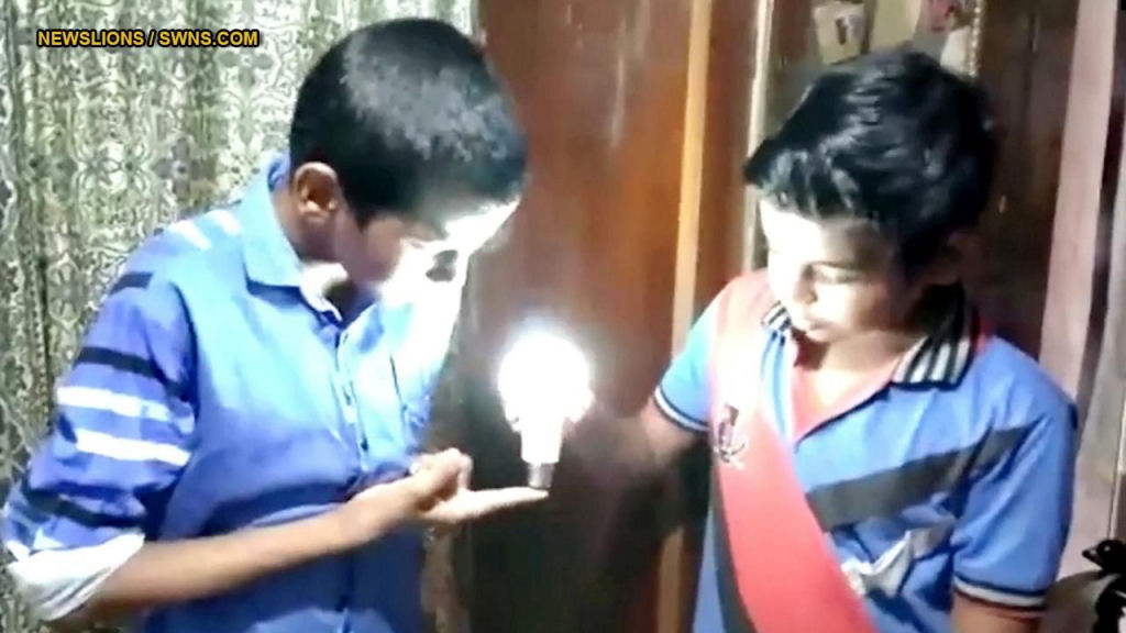 Menino indiano supostamente pode acender lmpadas LED de emergncia com seu toque