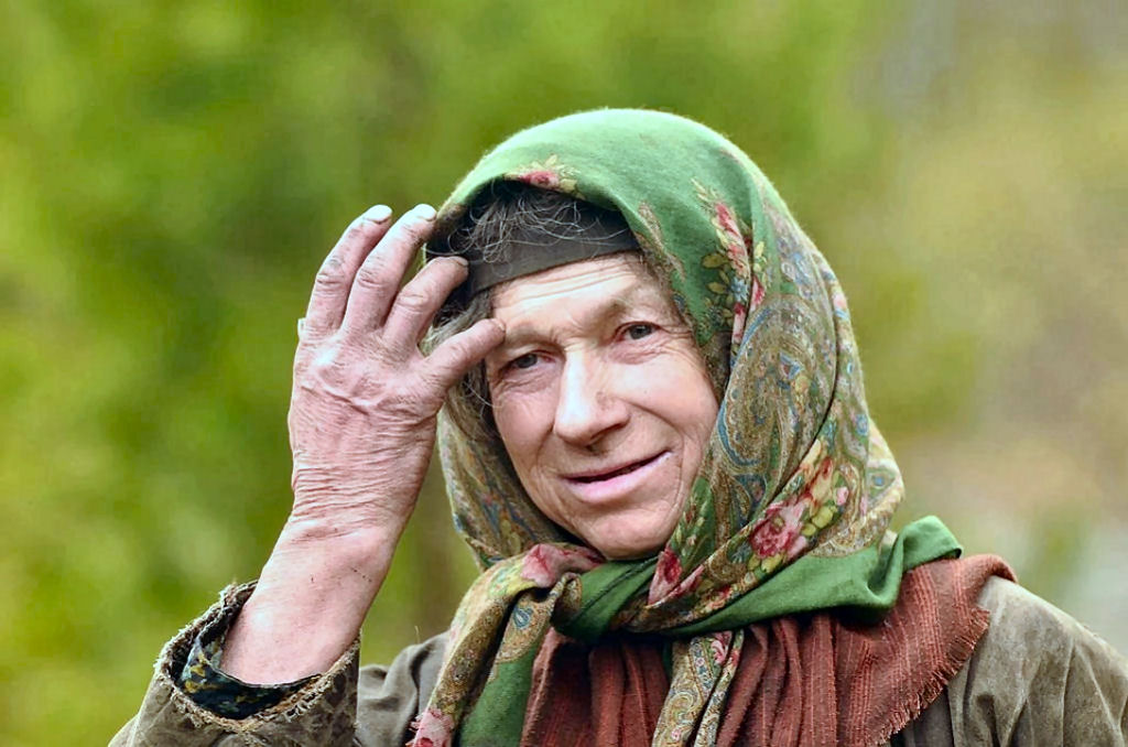 Influencer russa provoca indignação ao visitar eremita que vive no mato há mais de 70 anos