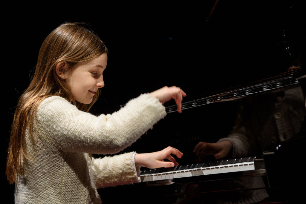 Com 4 notas a esmo garota prodígio faz magia ao piano