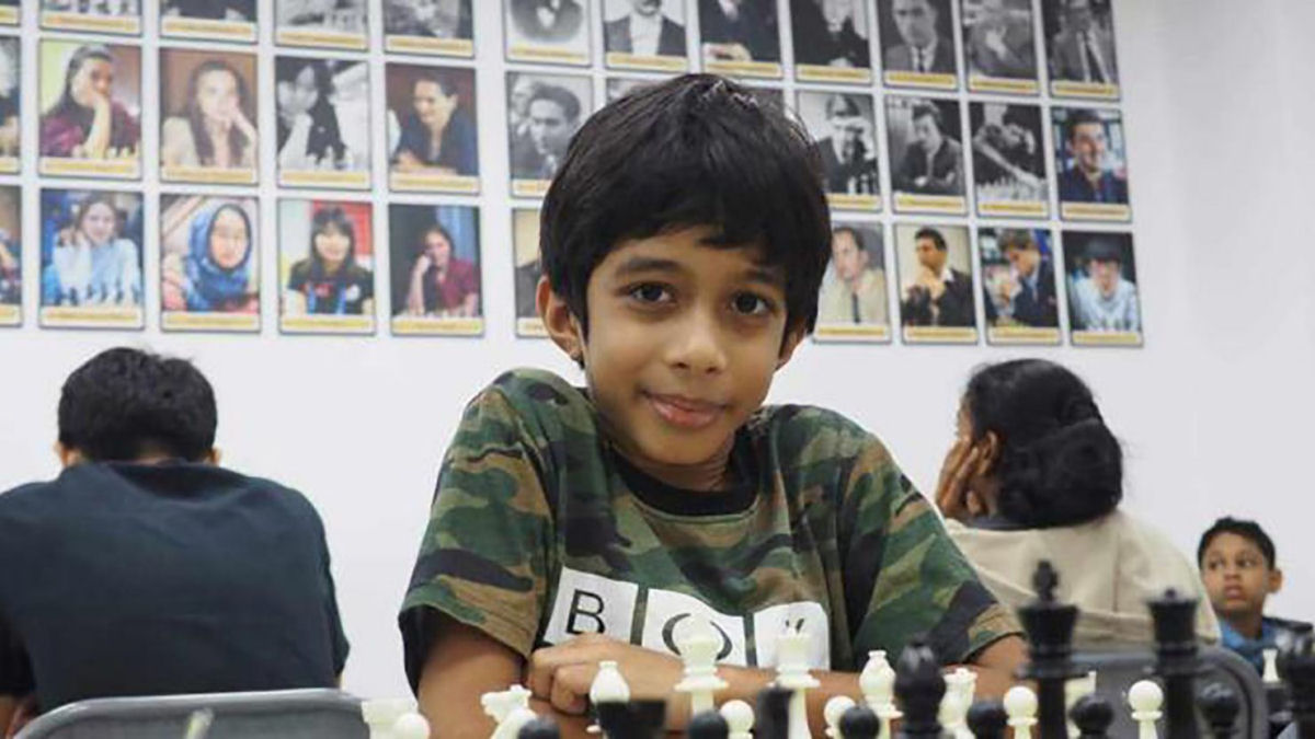 Prodgio cingapurense de 8 anos venceu um grande mestre do xadrez