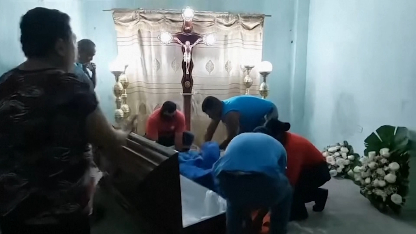 Equatoriana bate no caixo durante seu velrio